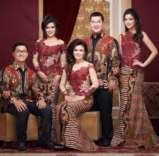 Sedangkan, untuk kalian yang beragama kristen, isi seserahan dapat berupa alkitab. Baju Couple Kebaya Kristen Couple Keren
