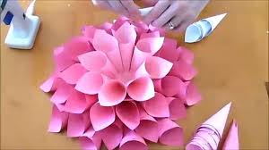 Whether or not you have a cricut, you can make these large paper flowers with this tutorial. Riesige Dahlienpapierwandblumen Wie Macht Man Riesige Papierblumen Fur Hinter Lands Cape Gardening Flower Diy Crafts Paper Flowers Diy Paper Flowers Craft