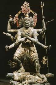 京都 東寺 降三世明王 839年 木造彩色 乾漆補 高さ1 7m 四面八臂でシヴァ神とその妻ウマ を踏んでいる立像 正面の顔 は三目 左右の第１手で降三世印を結び 他の手はそれぞれ金剛杵 金剛戟 弓 矢 刀 索を持つ 国宝 真言 仏教芸術 お寺