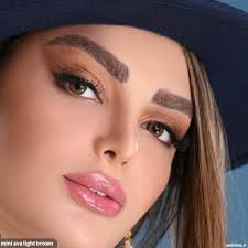 خرید لنز قهوه ای عسلی دورمشکی الیوا لایت براون مینی آوا