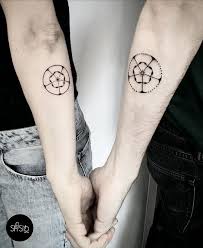 Cada uno de los triskeles, tiene tres nudos (tres puntas), denotan los tres aspectos de una persona, cuerpo, mente y alma. 57 Geniales Tatuajes Para Parejas Que Simbolizan El Amor Eterno
