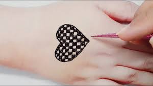 Simple mehndi designs look beautiful and unique. Beautiful Heart Mehndi Design Tutorial Mehndidesigns Mehndiart Mehandi Mehandi Designs Semplici Disegni Mehndi