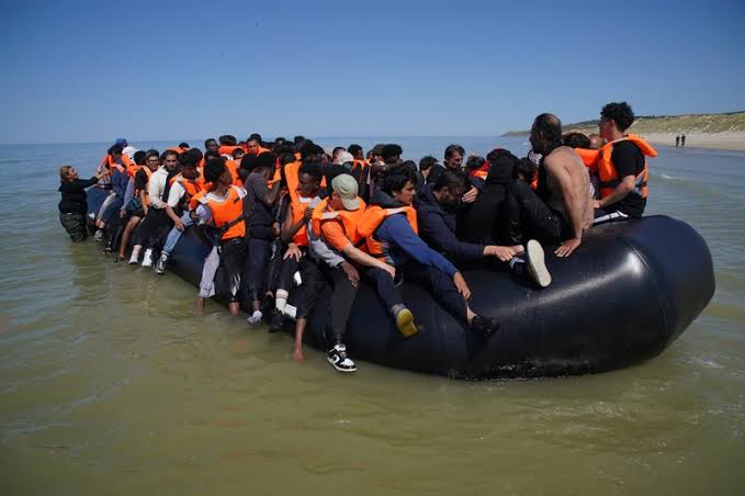 Migrant crisis: Human rights watchdog EHRC urges Labour to make it easier  for migrants to claim benefits