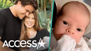 Chandler powell and bindi irwin are soaking up every moment with their baby girl. Bindi Irwin S Adorable New Video Of Baby Grace Youtube