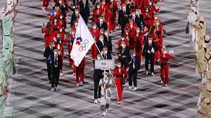 После объявления олимпийских игр открытыми на стадион вынесли олимпийский флаг. Eg0aciqgvdpjom