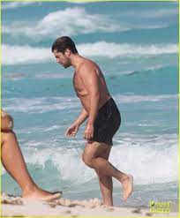 2.5 how did josh peck lose so much weight? Josh Peck Goes Shirtless At The Beach In Mexico Photo 4039359 Josh Peck Paige O Brien Shirtless Pictures Just Jared
