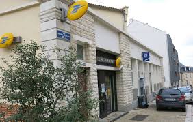 L'approvisionnement des distributeurs automatiques chez les clients professionnels. Poitiers La Poste Notre Dame Ferme Definitivement Et Se Delocalise