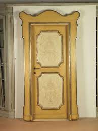 Riproduzione Di Una Porta Della Prima Parte Del 700 Con Cornici A Mecca E Dipinti Raffiguranti Decor Porte Dipinte Pittura Porte Interne Porte Interne Dipinte