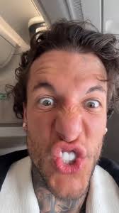 Flor de Love is Blind se emocionó en vivo con Emily, tras su denuncia  contra Santiago Martínez: “Te abrazo” La cordobesa y exparticipante del  reality de parejas se conmovió mientras daba un