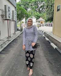 Inspirasi kali ini bisa kamu coba bersama. 10 Pesona Kebaya Abu Abu Yang Nggak Lekang Zaman Pengganti Warna Hitam Yang Elegan