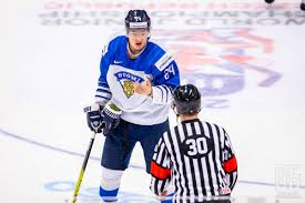 Hockeyplayer from finland, gopher hockey #58. Sampo Ranta Sai Tikkeja Leukaan Ja Kaytoskympin Ammuin Kiekkoa Maalille Ja Sitten Tuli Jo Mailaa Paahan Maajoukkue 04 01 2020 Haastattelut Jatkoaika Com Kaikki Jaakiekosta