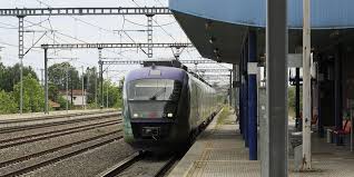 Να σημειωθεί ότι τα παραπάνω οφέλη, καθίστανται εφικτά με την αποδέσμευση του προαστιακού από τις απευθείας συνδέσεις: Apo Thn 1 2 3ekina H Apey8eias Sidhrodromikh Syndesh Meta3y Peiraia Kai Aerodromioy Ypodomes Com