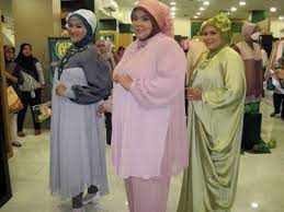 Potongan boyfriend jeans yang longgar dengan model lurus cocok untuk kamu yang memiliki lekukan kaki yang besar. Contoh Model Baju Gamis Untuk Orang Gemuk Pendek Informasi Tips Dan Foto Aneka Baju Gamis Modern Terbaru Yang Lagi Trends Baju Muslim Model Pakaian Muslim