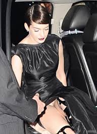 La mannequin était nue sous sa robe ! Anne Hathaway Nue Sous Sa Robe