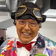 Julie Cale's Instagram, Twitter & Facebook