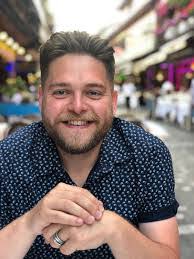 Tara Acton's Instagram, Twitter & Facebook