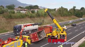 Il sinistro è avvenuto sull'autostrada a ceprano in direzione sud quando, per cause ancora al vaglio delle forze dell'ordine, una smart si è uscita di strada ribaltandosi. Incidente In A1 Tra Ceprano E Pontervo Tir Perde Il Carico Di Materiale Ferroso Youtube