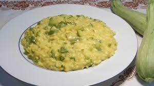 Scopriamo come cuocere e come preparare in maniera facile e veloce i tre grandi classici: Risotto Alle Zucchine E Zafferano Veloce E All Onda Con Il Bimby Youtube
