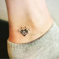 Herz Tattoo Am Knochel Wunderschone Herz Tattoo Designs Tattoo Ideen Tatoeage Diamant Enkeltatoeage Tattoo Ideeen Klein