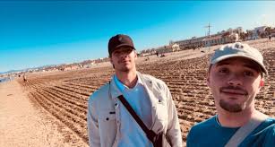 My daughter and I are relocating to Nashville from Starkville, MS this  weekend. I'm 44, single and would love to meet up and hang out for dinner  or drinks.