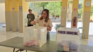 María Carolina Canto Valdés, la Presidenta del Tribunal de Justicia de Yucatán emite su voto