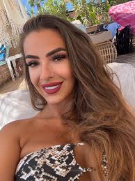 🌹 Beauty begins the moment you decide to be yourself.🩷