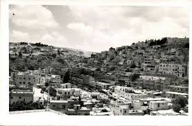 المملكة الأردنية الهاشمية) هي دولة عربية تقع في جنوب غرب آسيا، تتوسط الشرق الأوسط بوقوعها في الجزء الجنوبي من منطقة بلاد الشام، والشمالي لمنطقة شبه الجزيرة العربية. Jordan Amman General View 1950s Rppc Ebay Amman Jordan Amman Paris Skyline