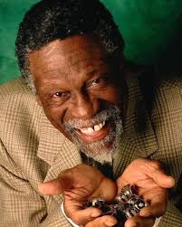 CIERTO O FALSO: Bill Russell, por mucho, es el mejor de todos los tiempos.  Es el único jugador en la historia que comenzó y terminó su carrera como  campeón. Russell se retiró
