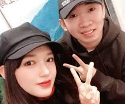 To sign sister, extend your thumb and index fingers on both hands, like forming horizontal 'l' signs in asl. There Is An Unfair Inheritance Called Yang Di God Kissed His Younger Sister Yang Sha On The Face But Forgot This Brother Daydaynews