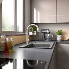 Un Evier Qui Confere A Cette Cuisine Un Aspect Graphique Et Epure Cuisine Moderne Design Idee Amenagement Cuisine Choses De Cuisine