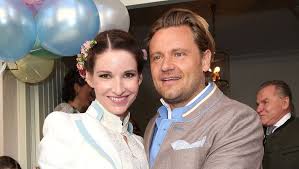 We would like to show you a description here but the site won't allow us. Sophie Wepper Bei Ihrer Hochzeit Wurde Auch Papa Fritz Ganz Emotional Bunte De