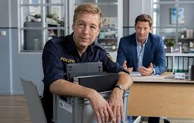NEUE ROSENHEIM COPS FOLGE: „Ein Date auf Umwegen“ Dienstag, 07.02.2023 ab  19:25 Uhr im ZDF oder bereits jetzt in der ZDF Mediathek. „Georg  Bräuninger, Inhaber einer Spedition und Vorsitzender des  Dorfverschönerungsvereins, liegt