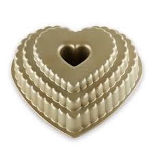 Formen blir en garanterad succé på barnkalaset eller halloween. Nordic Ware Scallop Heart Bundt Cake Pan Williams Sonoma