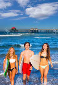 Huntington beach är hemstad för rockbandet avenged sevenfold. Jungen Und Madchen Teenager Surfer Die Sich Aus Der Huntington Beach Kalifornien Lizenzfreie Fotos Bilder Und Stock Fotografie Image 21926581