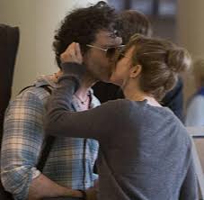 After attending katy high school, where she participated in athletics and cheerleading, zellweger. Renee Zellweger Zeigt Ihr Neues Liebes Gluck Musiker Doyle Bramhall Scheint Der Richtige Zu Sein Welt