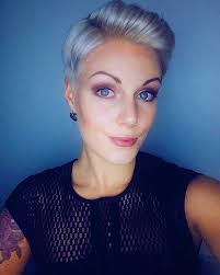 Triangle face shapes are rare, but this distinctive shape usually has a narrow forehead and wide jawline. 30 Best Short Haircuts For Women 2020 Short Haircut Com