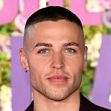 Georgia Lloyd's Instagram, Twitter & Facebook