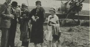 Louis Bleriot Louis Bleriot A Reims Avec P E Flandin G Chereau Et Leurs Maison De Champagne Reims Guerres