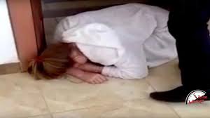 جعل غرفة النوم حلبة مصارعه مع زوجته فخلص عليها ضربا والسبب Youtube