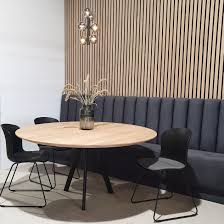 Verjongde Ronde Eiken Tafel Met Minimalistische Moderne Middenpoot En Luxe Gestoffeerde Dinerbank In 2020 Moderne Eetkamer Eetkamer Ontwerp Thuisdecoratie