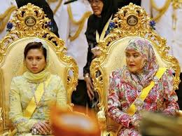 Suami azrinaz iaitu fairos juga merupakan teman lama yang sudah dikenali sejak 20 tahun lalu tetapi kembali menjalin hubungan setahun lalu. Potret Mantan Istri Sultan Brunei Yang Dukung Eks Suami Hukum Mati Lgbt Foto 8