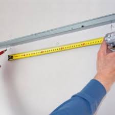 Conseils De Pro Comment Monter Soi Meme Un Faux Plafond En 2020 Faux Plafond Plafond Pose Parquet Flottant