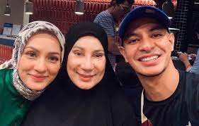 Kak tony adalah sahabat saya sewaktu di pesantren, dari dulu emang hobi bercerita. Gelagat Kak Ton Dan Anaknya Sering Mencuit Hati Kali Ni Challenge Minum Air Pulak The Malaya Post