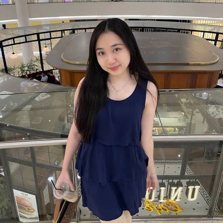Kekasih tua yang berpengalaman menjilat vaginanya yang indah sampai dia gemetar karena kenikmatan