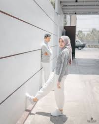Sebab, saat ini foto prewedding lebih condong menggambarkan bagaimana si perjalanan cerita cinta si calon pengantin. Prewedding Kasual Latar Gedung Prewedding Photography Casual Pre Wedding Photoshoot Outdoor Pre Wedding Photos
