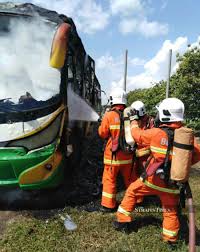 Menteri besar selangor, azmin ali yang mempamerkan bakat terpendamnya menjadi ahli bomba dengan menggelosor di tiang untuk turun dari bangunan atas ke bawah. 29 Chinese Tourists Escape Fiery Death In Melaka Bus Fire