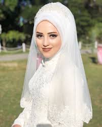 Tesettur Gelin Basi Modelleri Kadinev Com Tesettur Nisanlik Modelleri 2020 In 2020 Hijab Wedding Dresses Muslim Wedding Dresses Muslim Brides