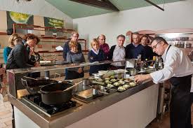 Cour de cuisine pour ceux qui veulent apprendre à cuisiner. Atelier Et Cours De Cuisine Avec Un Grand Chef De La Preparation A La Degustation Les Collectionneurs
