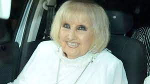 La rejuvenecí diez años, hay diez años más de mirtha legrand, concluyó la conductora. Fallecio Goldie La Hermana Gemela De Mirtha Legrand