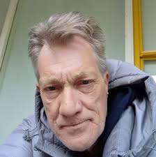 3FM-dj's Barend, Sophie en Wijnand gaan dit jaar opnieuw het Glazen Huis  in! 😍 Vanuit Zwolle zamelen ze dit jaar van 18 t/m 24 december zoveel  mogelijk geld in voor Metakids. Strijd